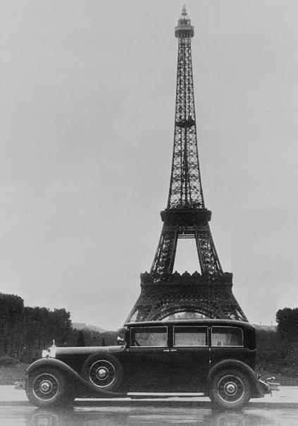 Postkartenmotiv: Anlässlich des Autosalons Paris im Jahr 1930 wird eine Limousine von Mercedes-Benz vor dem Eiffelturm abgelichtet.